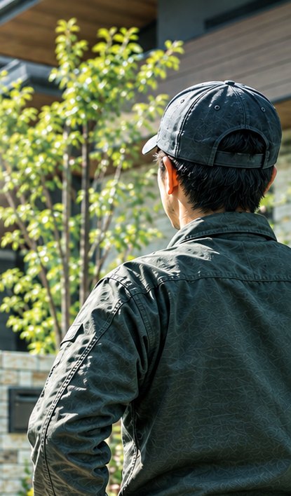 外構工事の現場を見守る職人のイメージ